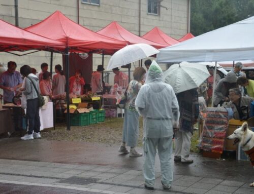 雨でもにぎわう日曜朝市第2週