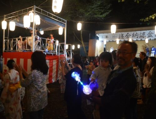 夏の夜を彩る盆踊り始まる