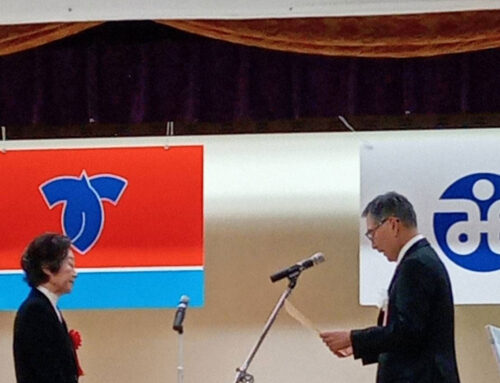 菅原邦子さんに「社会福祉功労者賞」が授与される